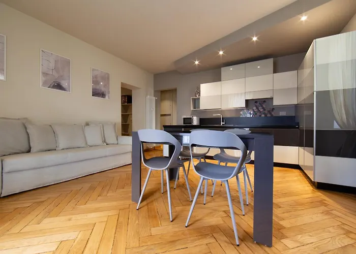 Casa Lagrange - Elegant Apt In The Hurt Of Centre With Parking By Home A Porter Apartment