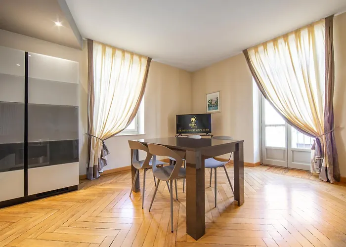 Casa Lagrange - Elegant Apt In The Hurt Of Centre With Parking By Home A Porter Apartment
